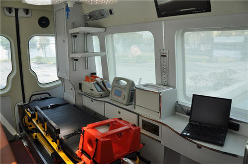 阿坝县救护车内部